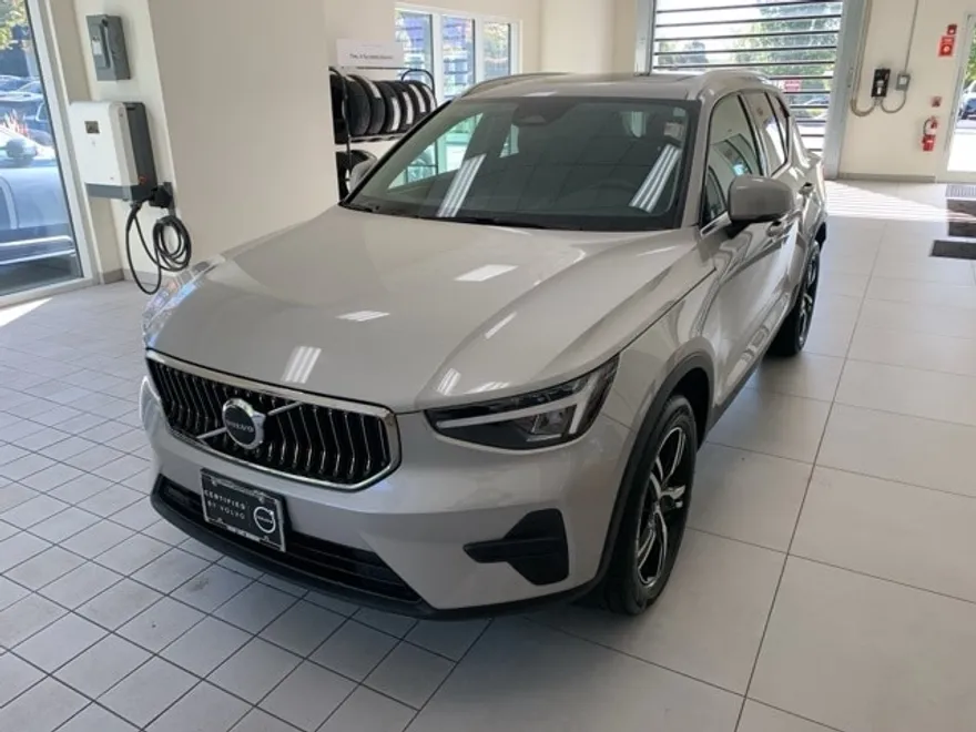 2025 Volvo XC40 Core photo 1
