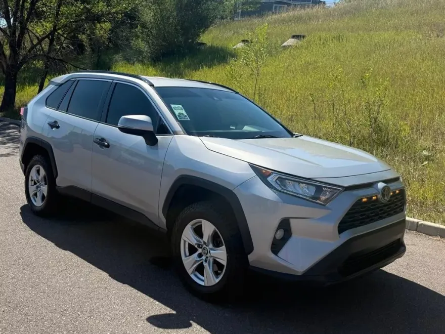 2021 Toyota RAV4 XLE photo 1