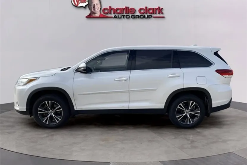 2019 Toyota Highlander LE Plus photo 1