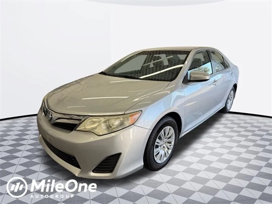 2014 Toyota Camry LE photo 1