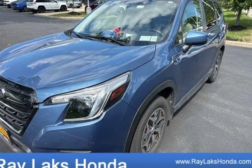 2022 Subaru Forester Premium photo 1