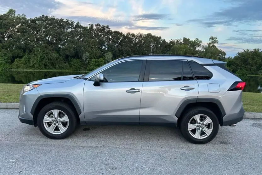 2020 Toyota RAV4 XLE photo 1