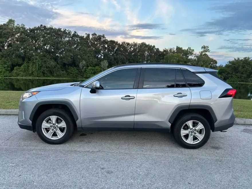 2020 Toyota RAV4 XLE photo 1