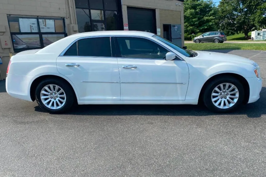 2013 Chrysler 300 Base Limited photo 1