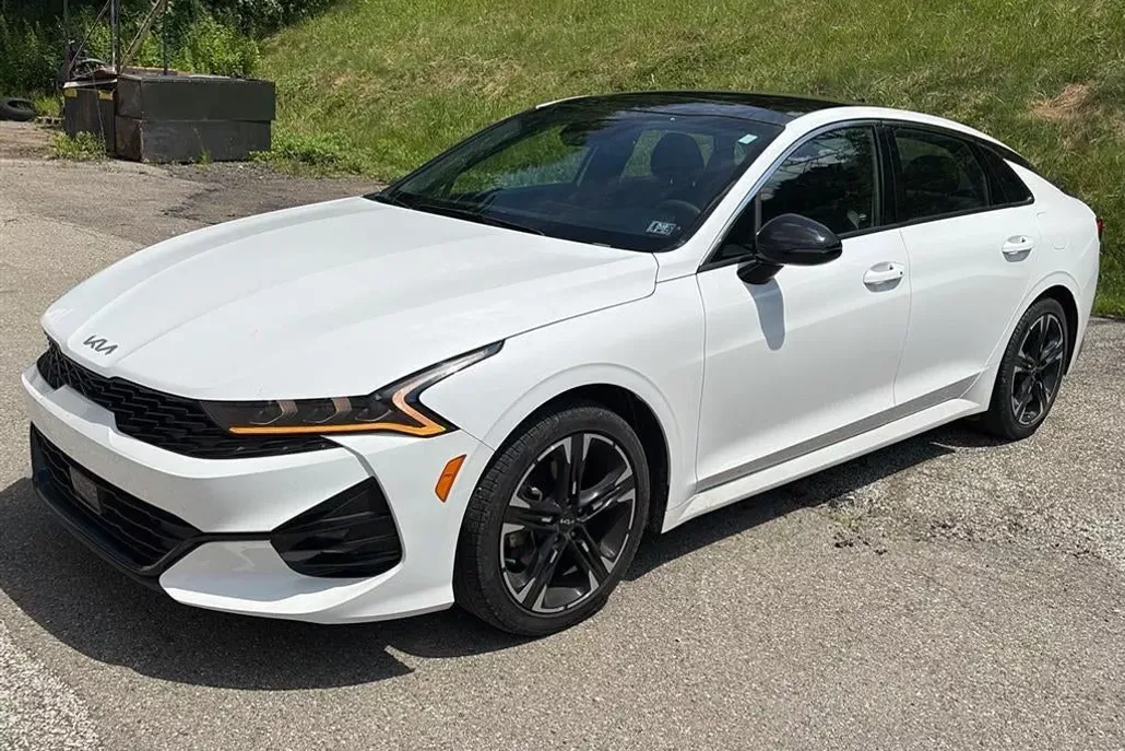 2023 Kia K5 GT-Line photo 1