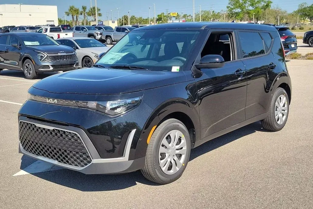 2025 Kia Soul LX photo 1