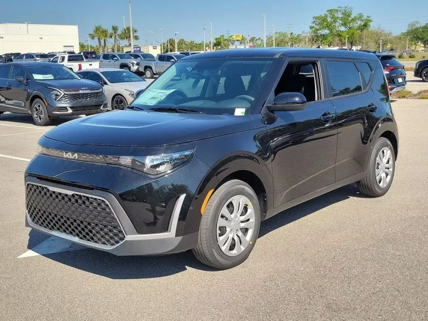 2025 Kia Soul LX photo 1