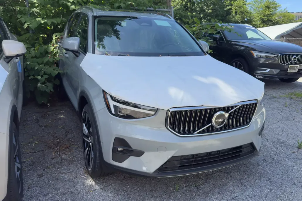 2025 Volvo XC40 photo 1