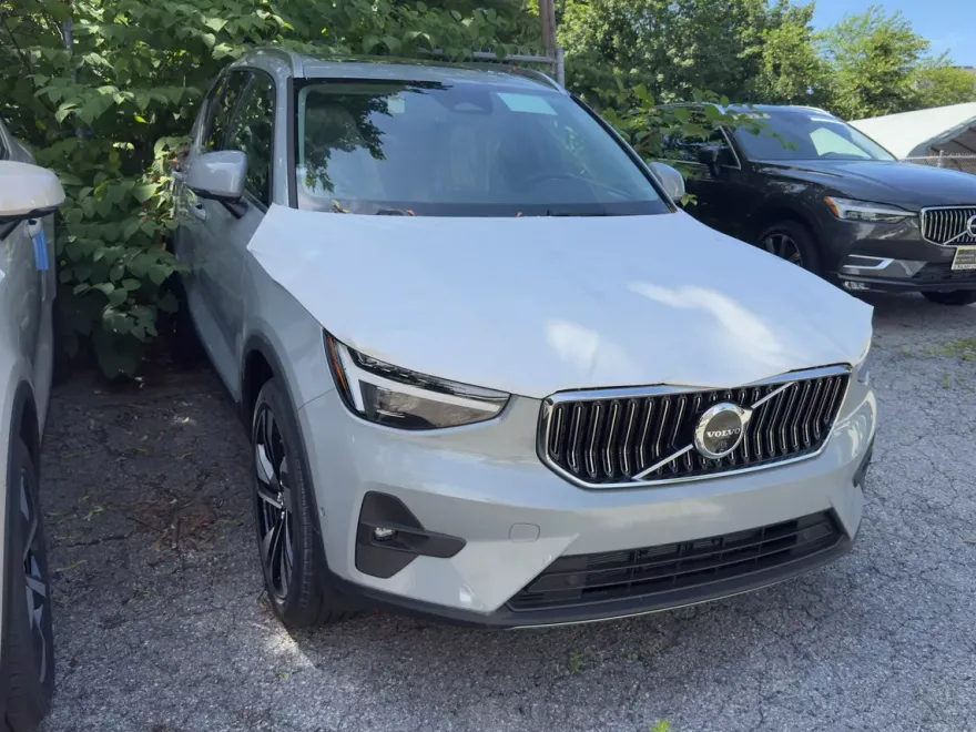 2025 Volvo XC40 photo 1