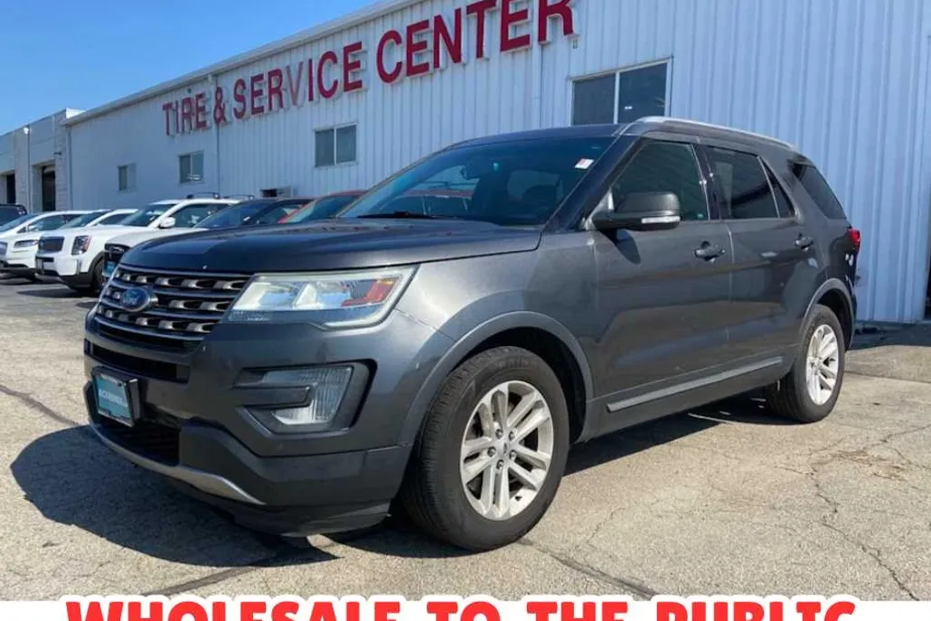 2016 Ford Explorer XLT photo 1