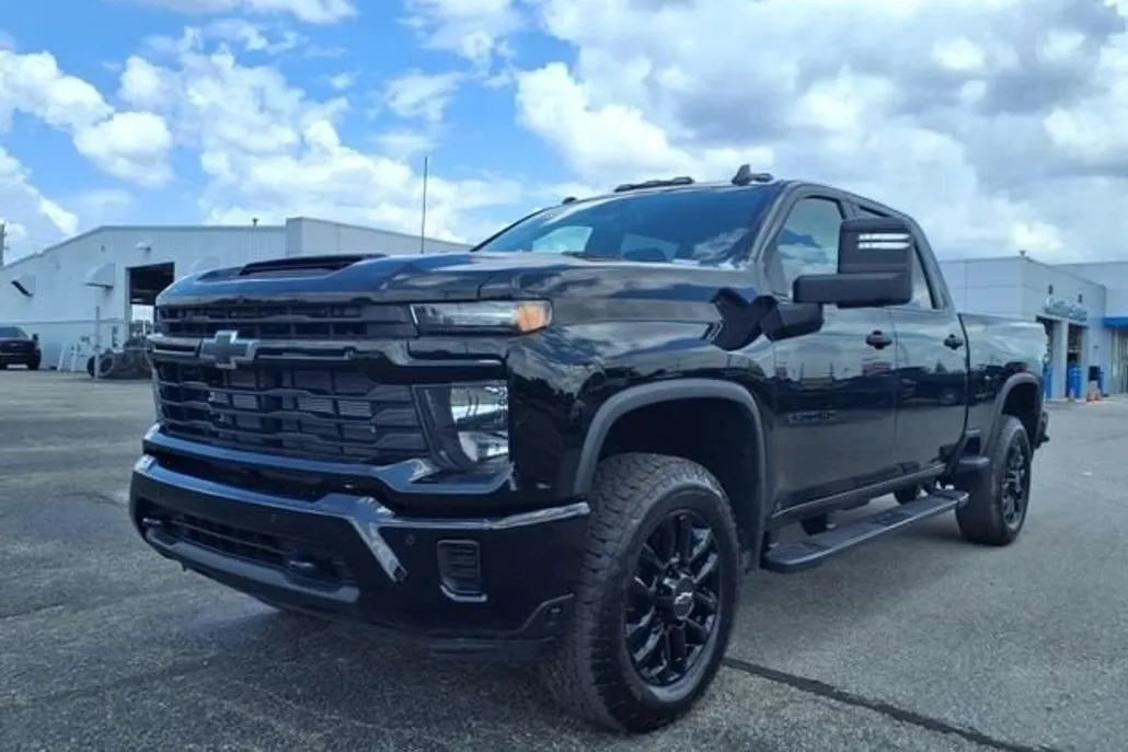 2025 Chevrolet Silverado 2500HD Custom photo 1