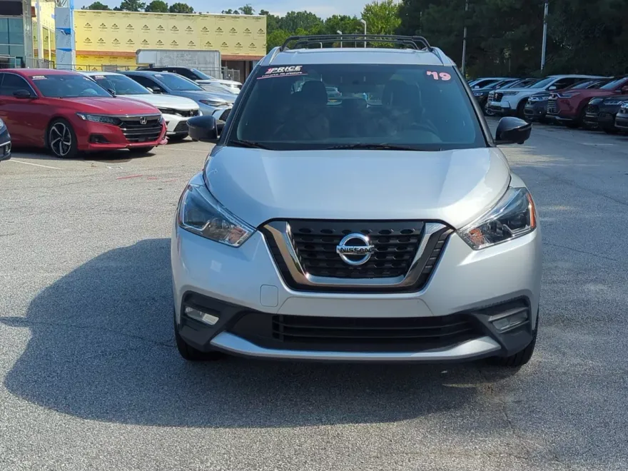 2019 Nissan Kicks SR photo 1