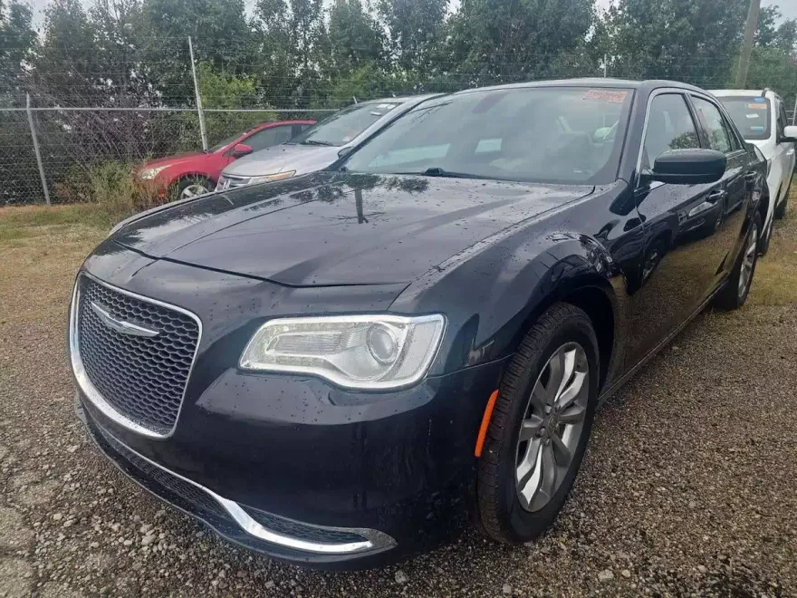 2017 Chrysler 300 Limited photo 1