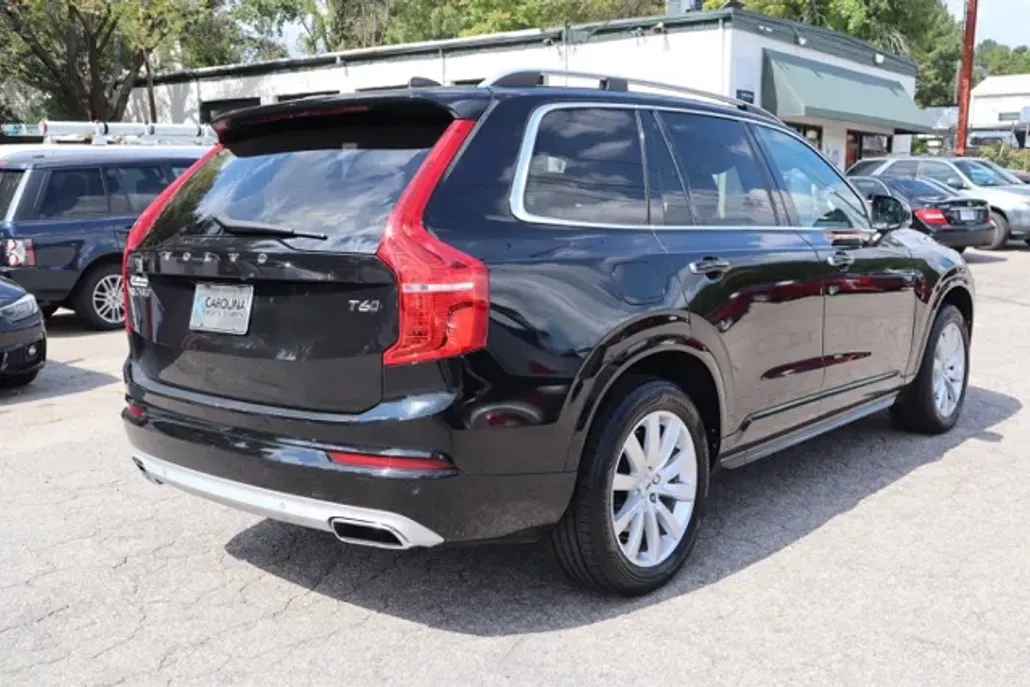 2016 Volvo XC90 T6 Momentum AWD photo 1