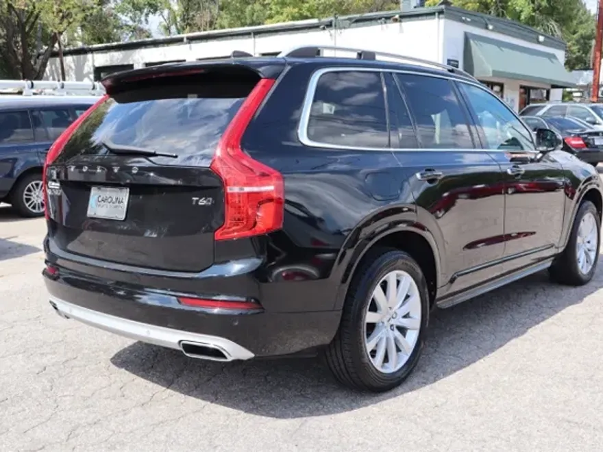 2016 Volvo XC90 T6 Momentum AWD photo 1