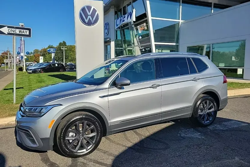 2023 Volkswagen Tiguan SE photo 1