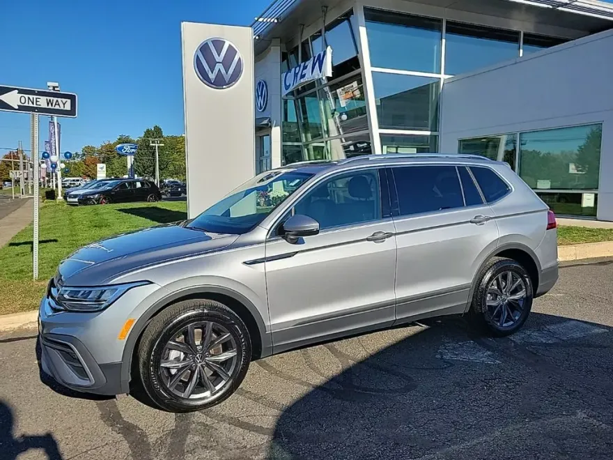 2023 Volkswagen Tiguan SE photo 1