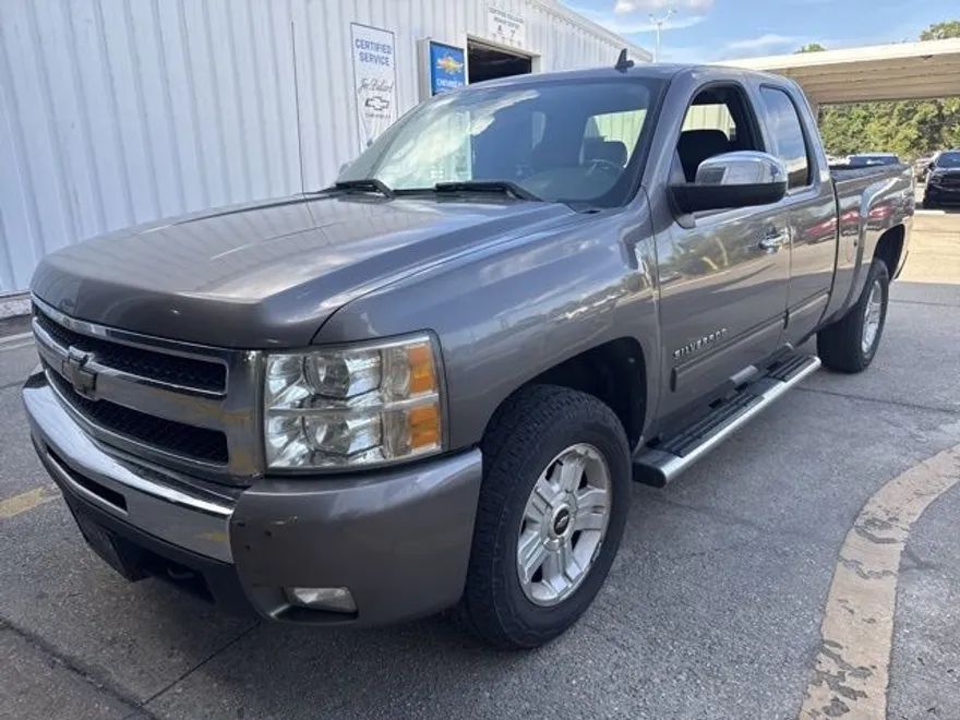 2011 Chevrolet Silverado 1500 LT photo 1
