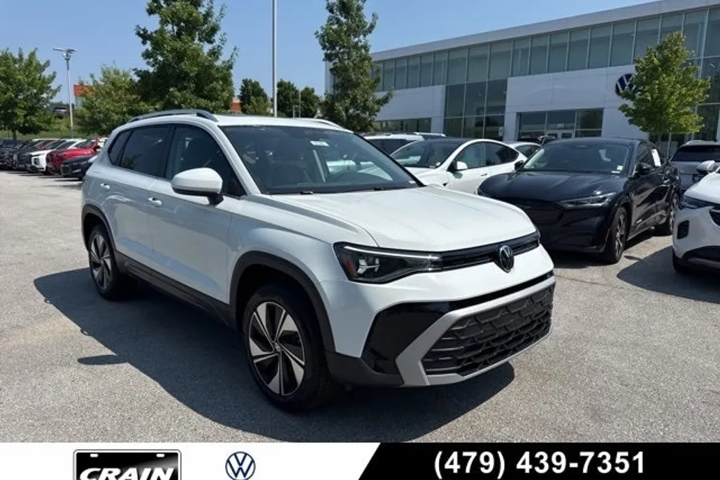 2025 Volkswagen Taos SE photo 1