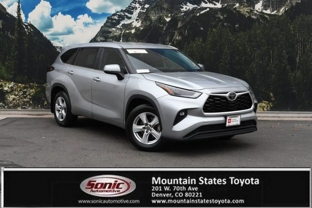 2024 Toyota Highlander LE photo 1