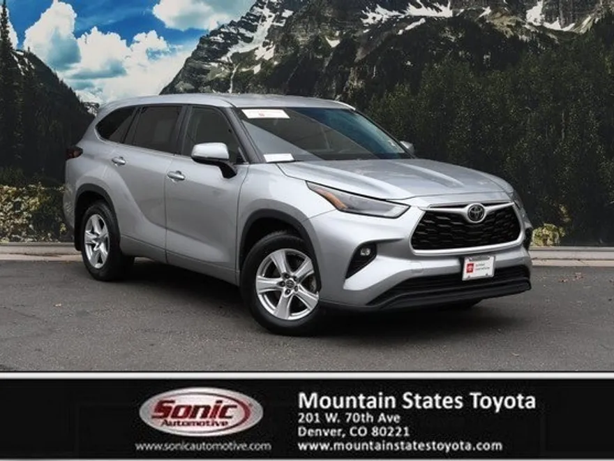 2024 Toyota Highlander LE photo 1