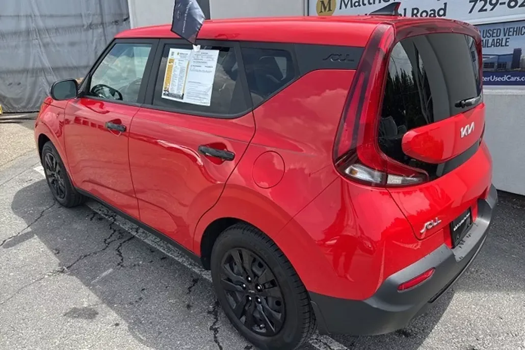 2022 Kia Soul LX photo 1