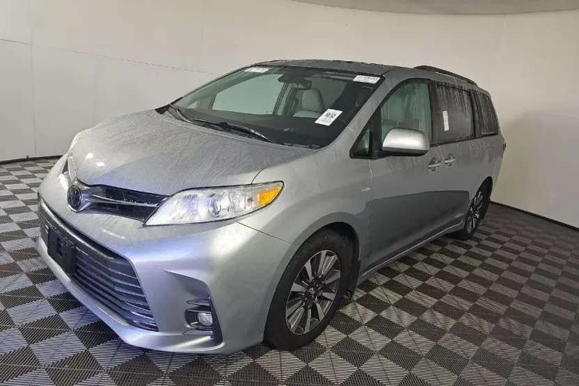 2018 Toyota Sienna XLE Premium photo 1