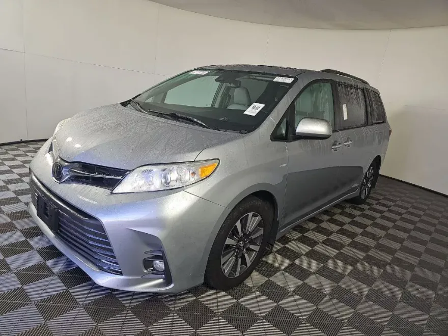 2018 Toyota Sienna XLE Premium photo 1