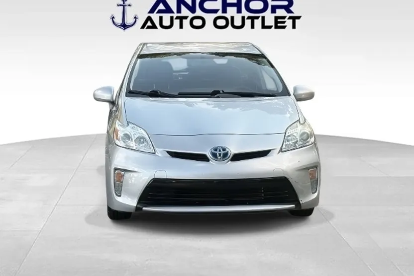 2013 Toyota Prius Three photo 1