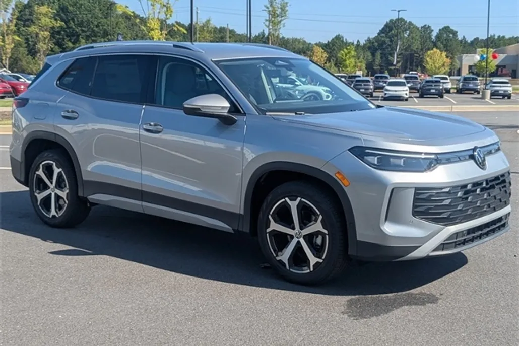 2025 Volkswagen Tiguan SE photo 1