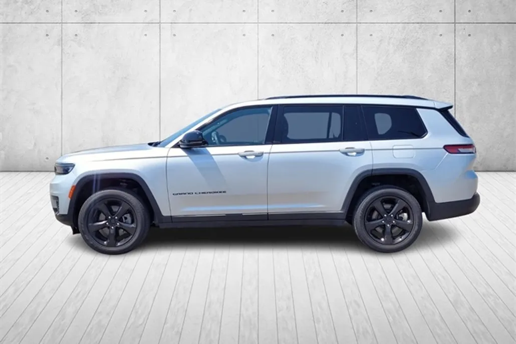 2023 Jeep Grand Cherokee Altitude photo 1