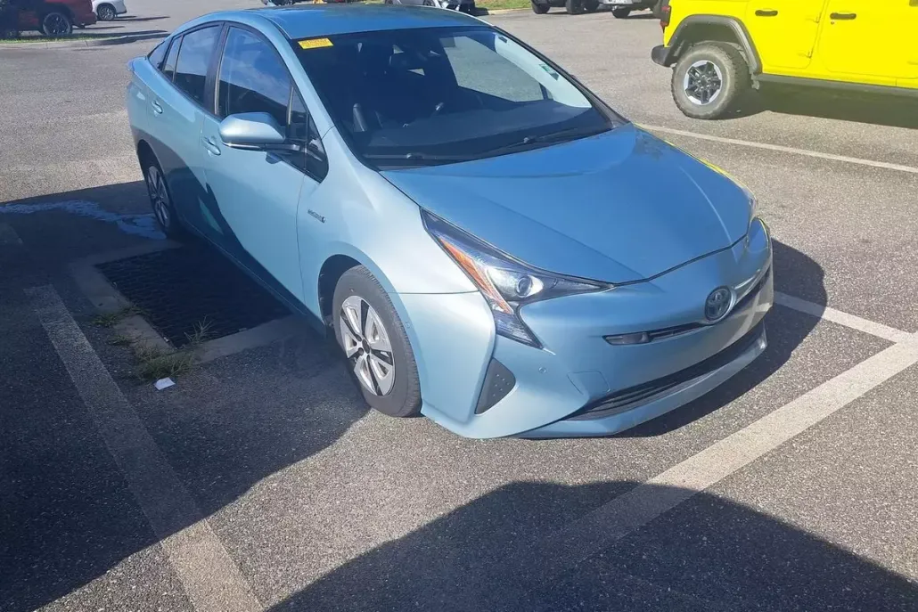 2017 Toyota Prius Four photo 1