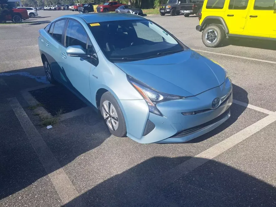 2017 Toyota Prius Four photo 1
