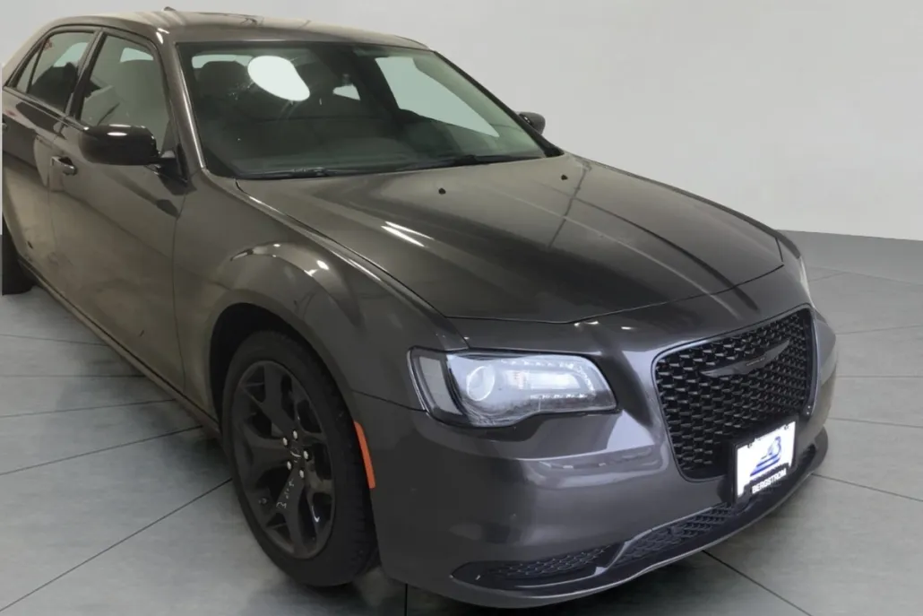 2023 Chrysler 300 Touring photo 1