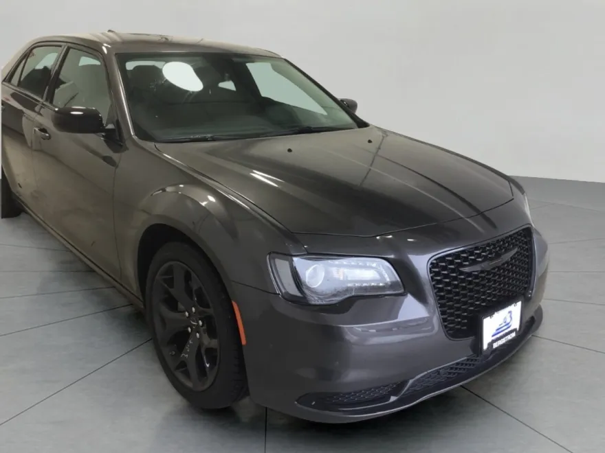2023 Chrysler 300 Touring photo 1
