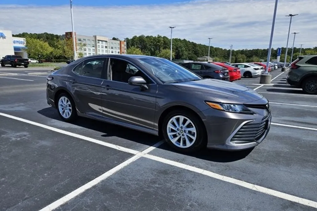 2023 Toyota Camry LE photo 1