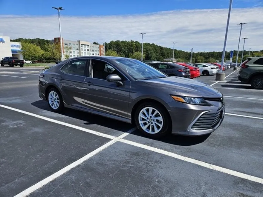 2023 Toyota Camry LE photo 1