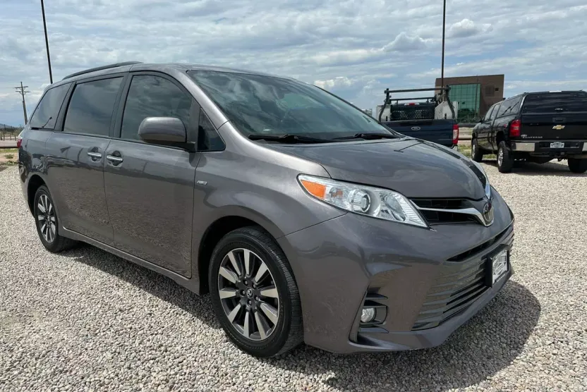 2020 Toyota Sienna XLE photo 1
