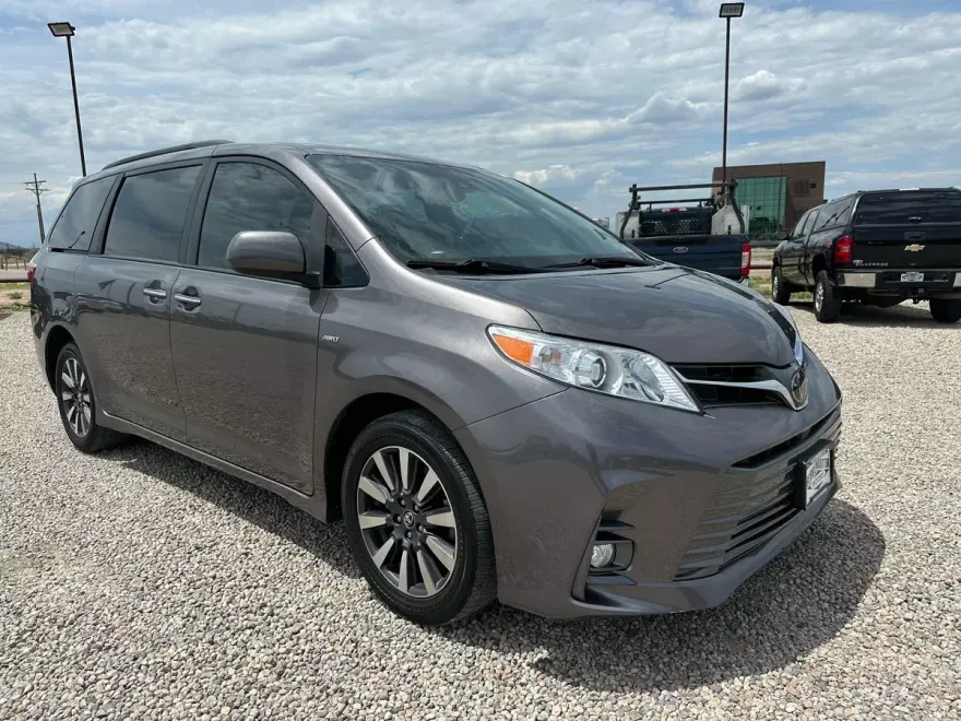 2020 Toyota Sienna XLE photo 1