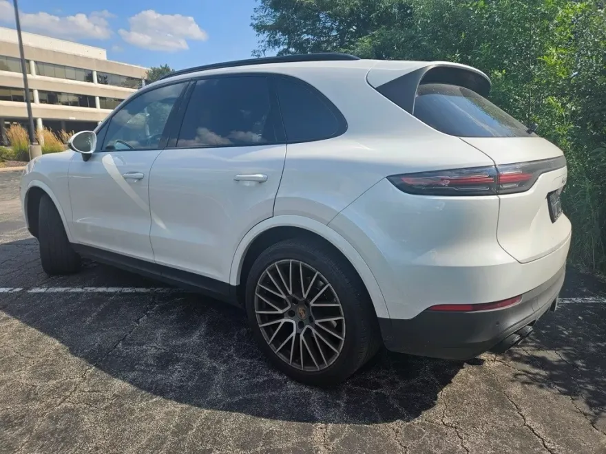 2022 Porsche Cayenne Platinum Edition photo 1