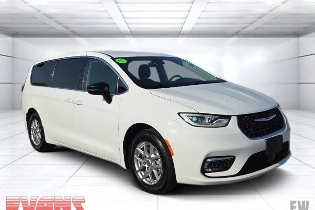 2024 Chrysler Pacifica Touring L photo 1