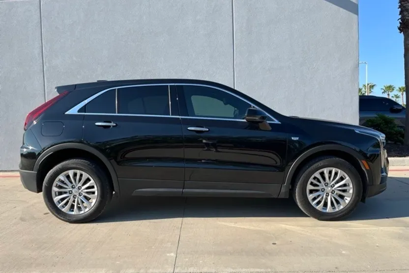 2024 Cadillac XT4 Luxury photo 1