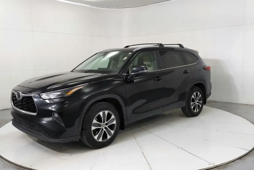 2023 Toyota Highlander L photo 1