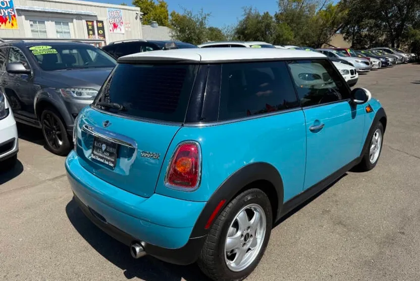 2010 Mini Cooper Base 2 Door photo 1