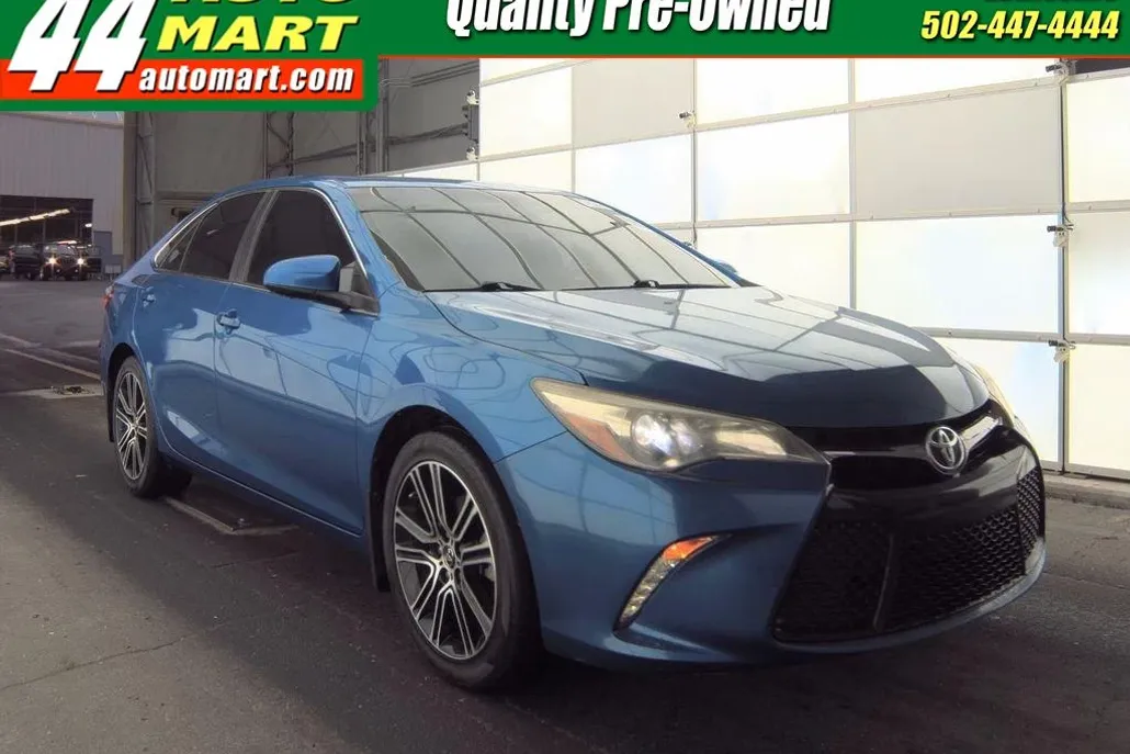 2016 Toyota Camry SE photo 1