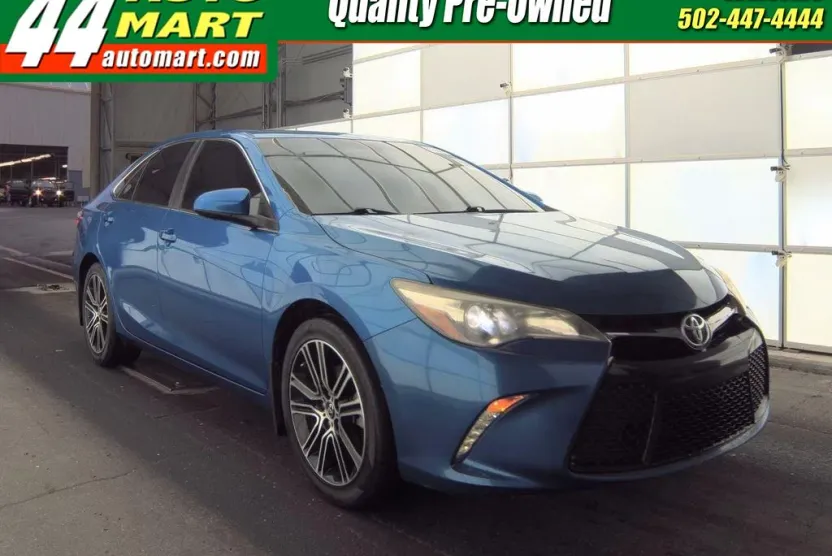 2016 Toyota Camry SE photo 1