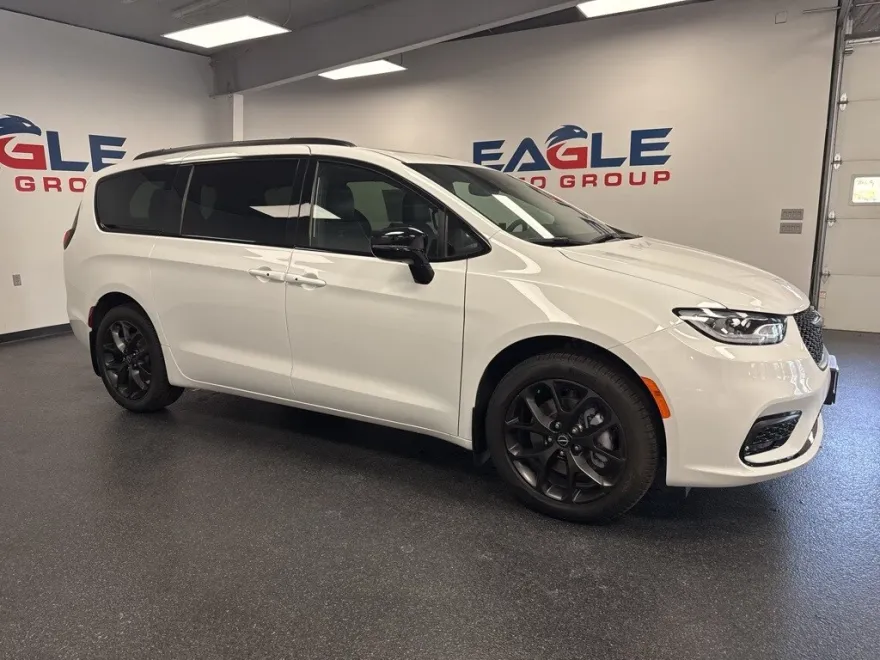 2025 Chrysler Pacifica Limited photo 1