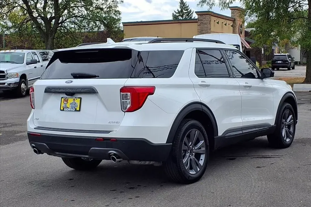 2022 Ford Explorer XLT photo 1