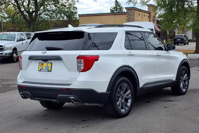 2022 Ford Explorer XLT photo 1