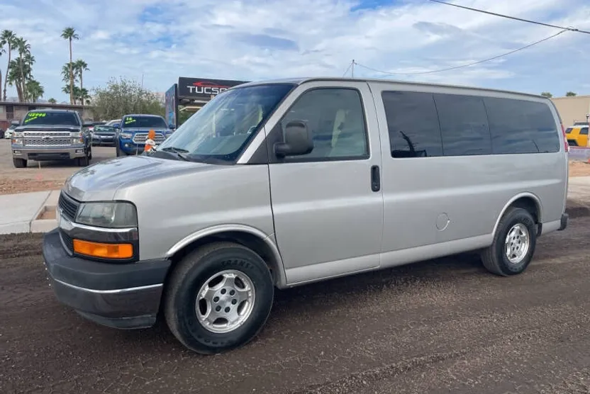2008 Chevrolet Express LS 1500 photo 1